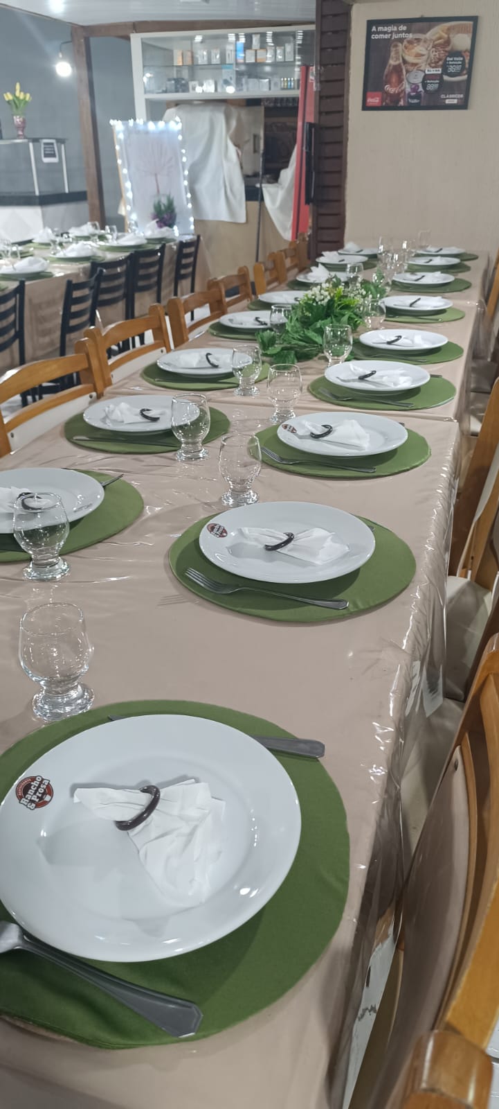 Mesa posta decorada para confraternização